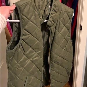 Olive green vest EXCELLENT CONDITION
